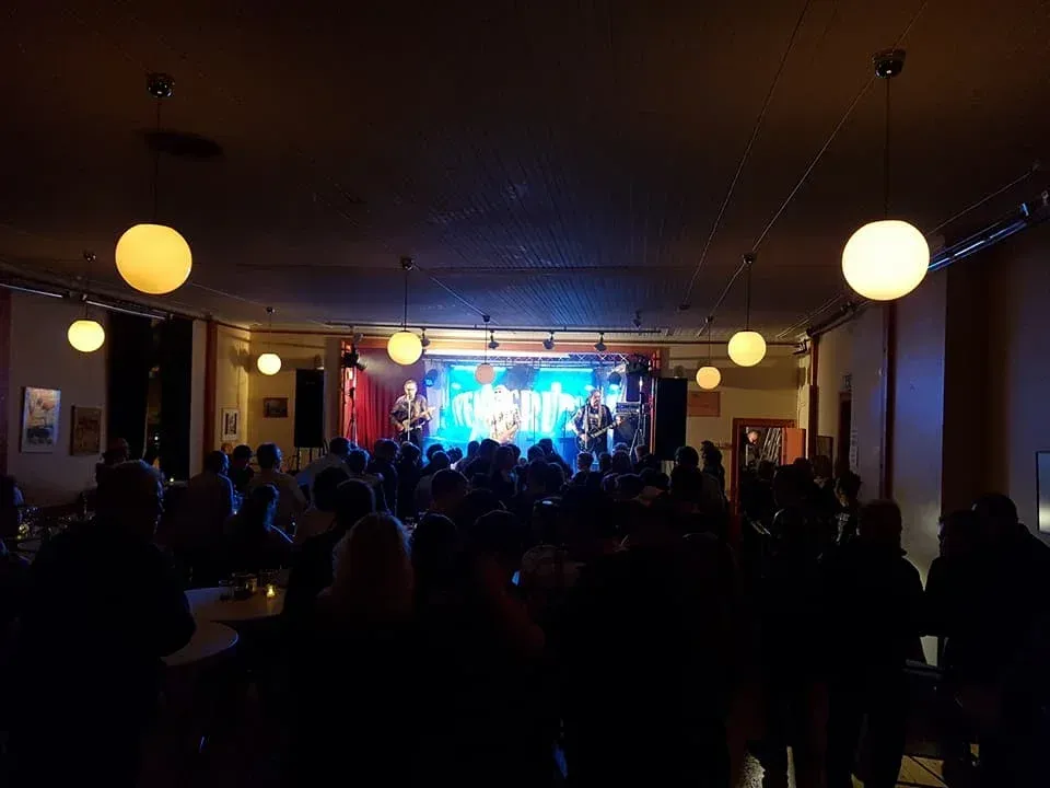 Konsert i stora salen på Hägragården med publik och scen